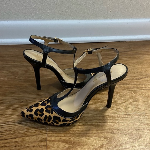 BCBG Generation T-Bar Pump - Picture 3 of 11